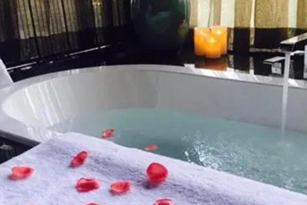 上海黄浦区水疗池中的失重冥想：当身体学会漂浮